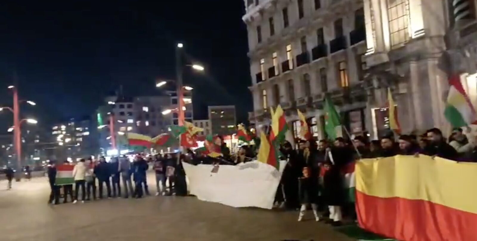Șase persoane rănite cu cuțite și arme albe în centrul orașului Anvers după o manifestație kurdă Un incident violent petrecut joi seara în apropierea pieței Opéra din Anvers a zguduit orașul belgian, după ce șase persoane au fost rănite cu arme albe în timpul unei manifestații kurde menite să tragă un semnal de alarmă asupra situației tensionate din nordul Siriei