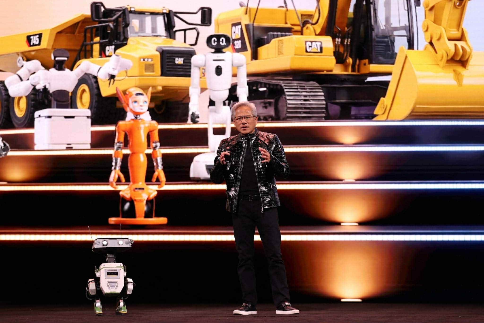 Nvidia a făcut un salt major în domeniul vehiculelor autonome la CES 2026, anunțând lansarea unei noi tehnologii de inteligență artificială, denumită Alpamayo