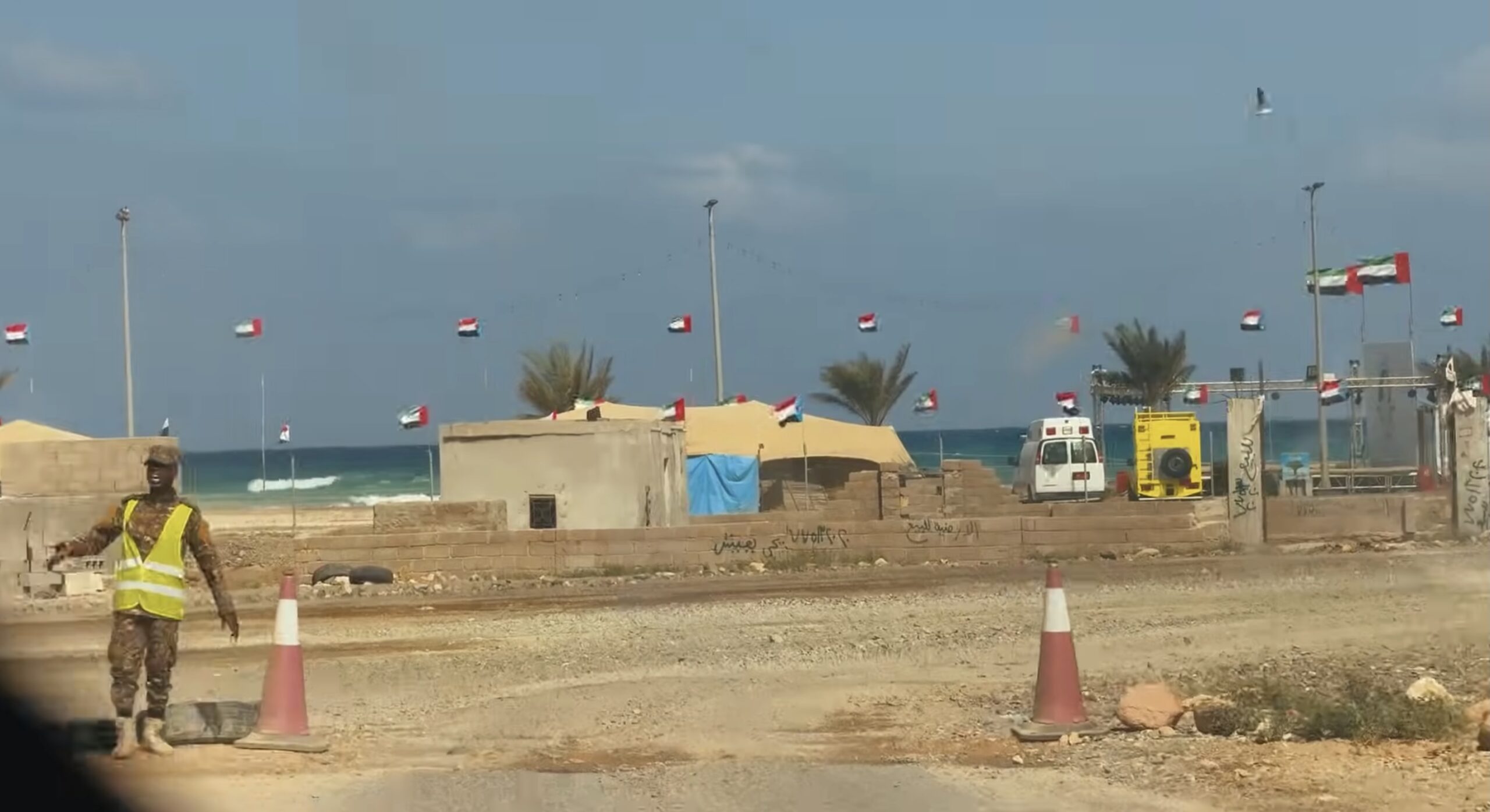 Sute de turiști Blocati pe Insula Socotra din Yemen După Reluarea Conflictelor din Sudul Yemenului Situată în Oceanul Indian, insula Socotra, cunoscută pentru biodiversitatea sa extrem de rară și peisajele spectaculoase, se confruntă cu o nouă criză