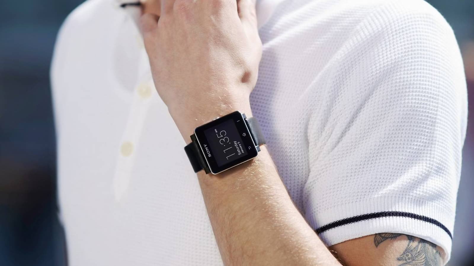 Sony înaintea Apple Watch: pionier al ceasurilor inteligente și al monitorizării activității La începutul anilor 2010, tehnologia mobilă experimenta o transformare rapidă, iar conceptul de dispozitive purtabile începea să-și facă loc în peisajul digital