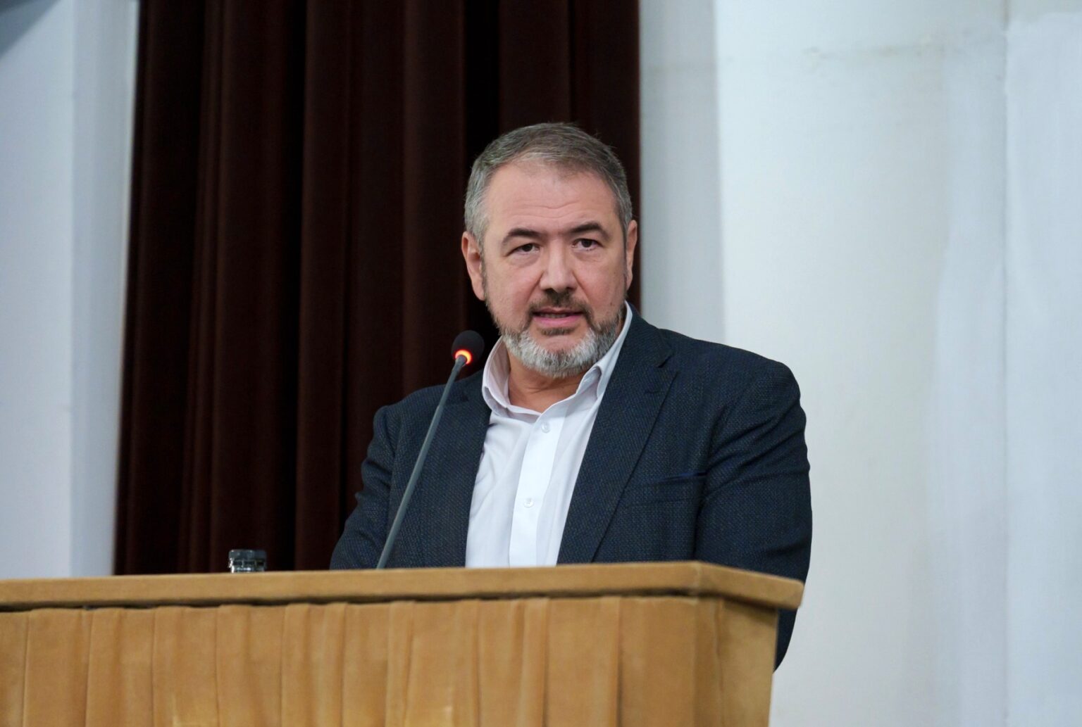 Vacuu de lider în Ministerul Educației: În ciuda tentativei de preluare a funcției, nimeni nu vrea să devină ministru De aproape trei săptămâni, în atmosferă plutește incertitudinea referitoare la numirea unui nou ministru în fruntea Ministerului Educației și Cercetării, după demisia lui Daniel David