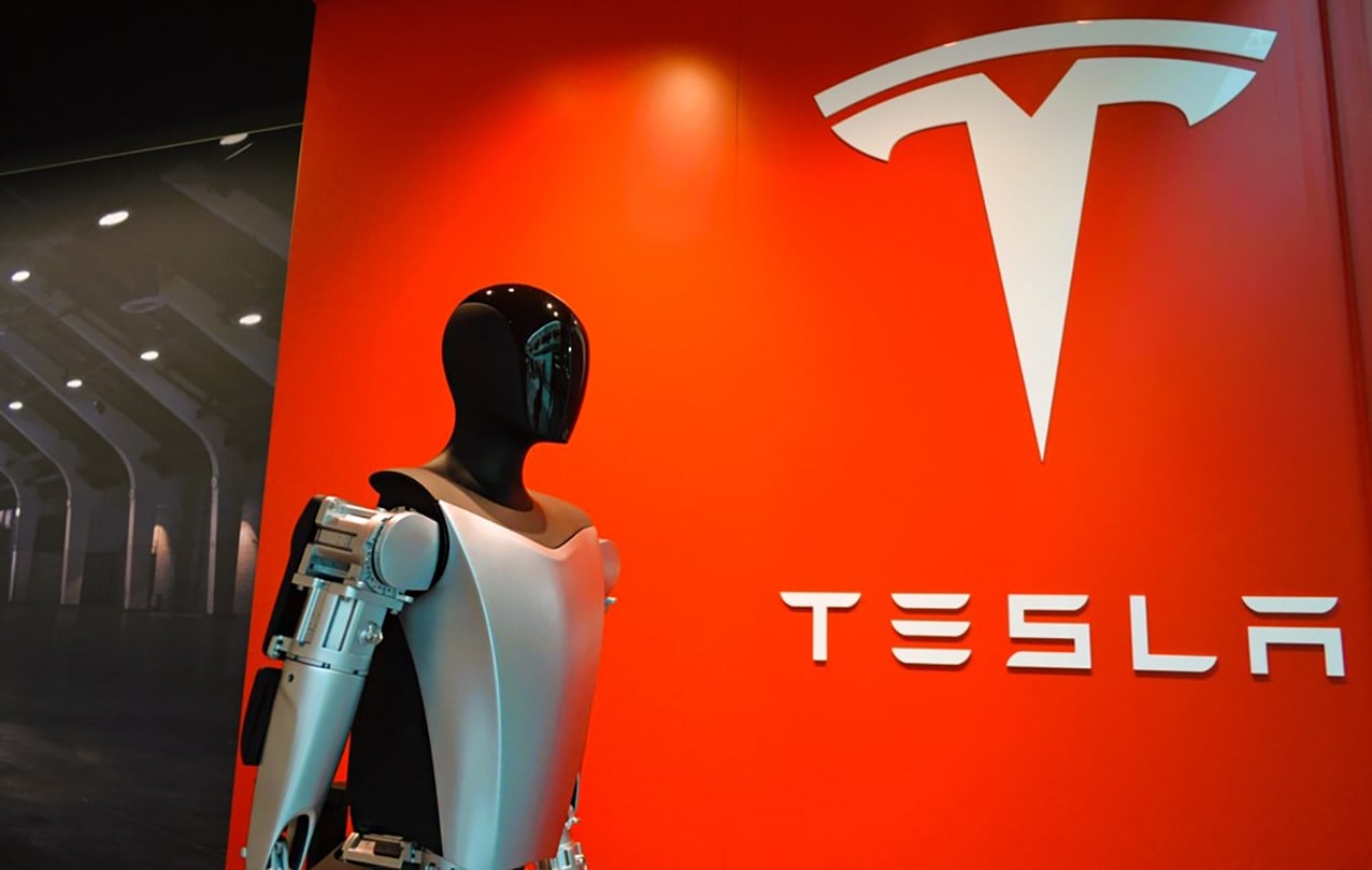 Elon Musk a făcut din nou spectacol, de această dată la Forumul Economic Mondial de la Davos, aducând în prim-plan cea mai nouă promisiune: vânzarea roboților umanoizi Optimus, dezvoltați de Tesla, până la finalul anului 2027