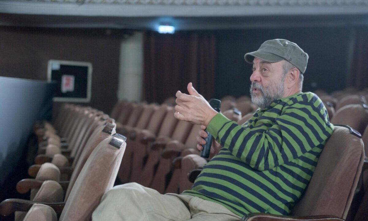 Teatrul Maghiar de Stat din Cluj neagă zvonurile privind dispariția piesei „Regele Moare” de pe scena din Budapesta Teatrul Maghiar de Stat din Cluj-Napoca a emis, recent, o declarație fermă pentru a clarifica situația în jurul spectacolului „Regele Moare”, regizat de Tompa Gábor, și pentru a combate speculațiile apărute în mediul online și în mass-media