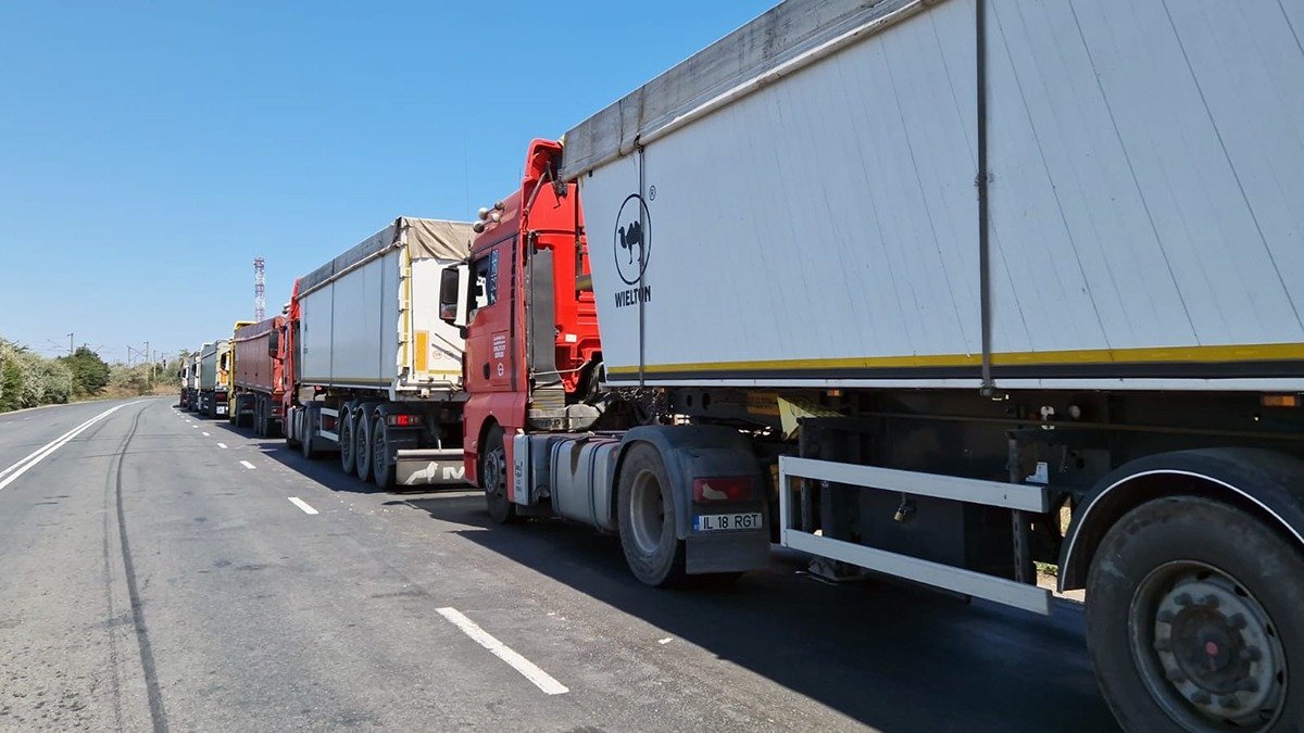 Traficul la frontiera dintre România și Serbia a fost perturbat temporar, din cauza protestelor organizate de transportatorii din Serbia, însă trecerea autoturismelor rămâne fluentă, conform oficialilor din cadrul Inspectoratului General al Poliției de Frontieră (IGPF)