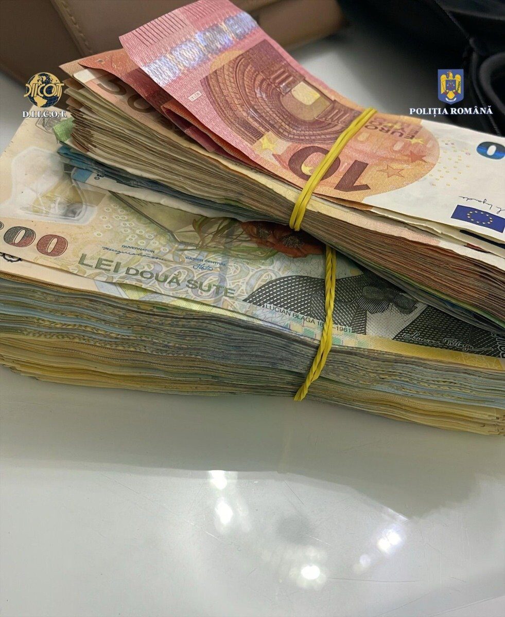 Doi suspecți, o femeie de 47 de ani și fiul său de 27 de ani, au fost reținuți zilele trecute de procurorii DIICOT, în urma unor investigații care au evidențiat că aceștia ar fi fost implicați în trafic de droguri în județul Arad