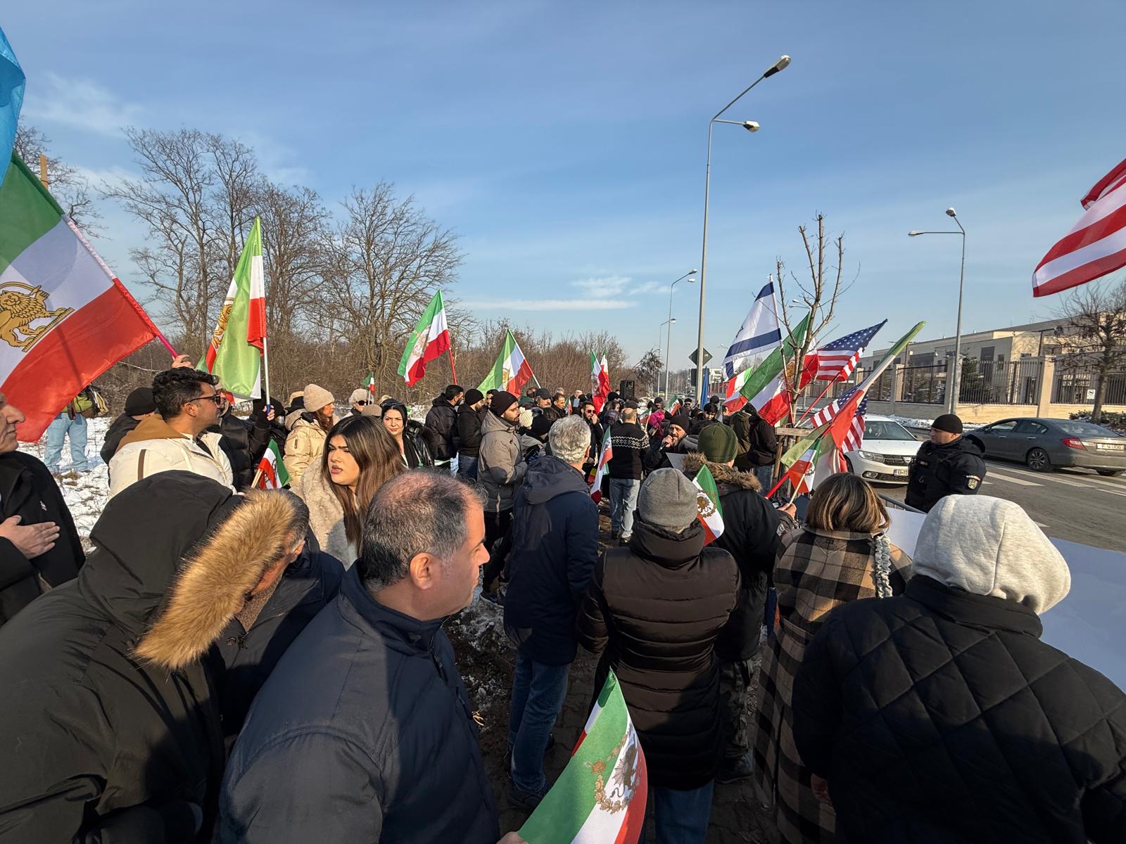 Zeci de iranieni stabiliți în România au ieșit miercuri în stradă în fața Ambasadei Statelor Unite din București, solicitând intervenția președintelui Donald Trump pentru a opri violențele și omorurile în masă care zguduie Iranul