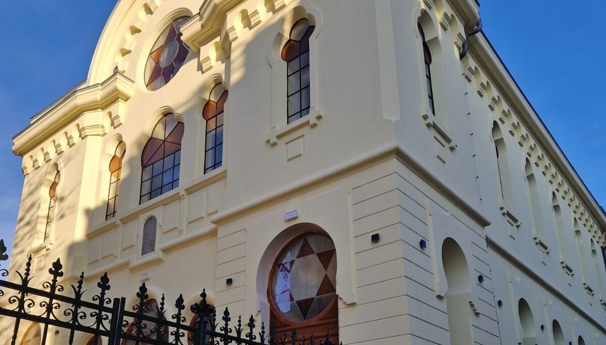 Lucrările de reabilitare a Sinagogii din Constanța sunt aproape de finalizare, iar proiectul depășește deja estimările financiare inițiale, fiind în prezent la 97% din stadiul de executie