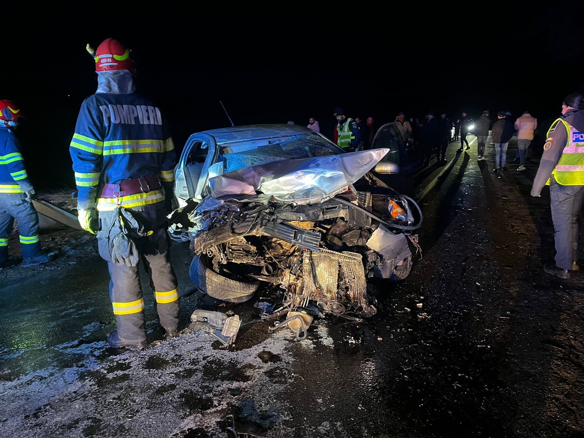 Accident grav pe drumul județean din Sibiu, declanșând mobilizare maximă a autorităților Duminică, pe DJ 106, între localitățile Dobârca și Poiana Sibiului, s-a produs un accident rutier care a avut urmări extrem de grave pentru conducătorul unui autoturism implicat în eveniment