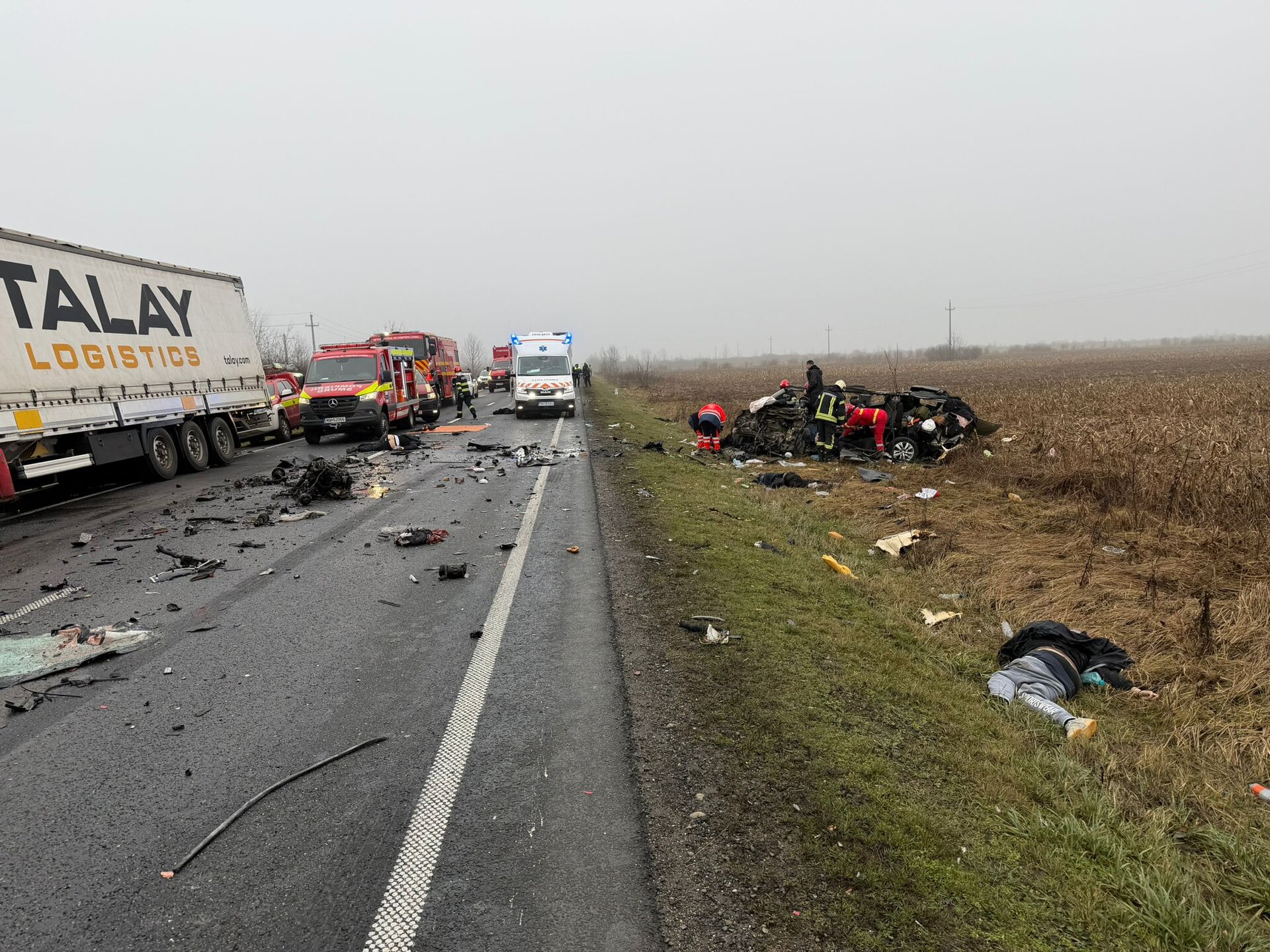 Tragedie pe drumurile din vestul țării: șase morți într-un grav accident rutier pe DN 6 Un accident rutier extrem de grav s-a produs în județul Timiș, soldat cu decesul a șase persoane și răniri grave