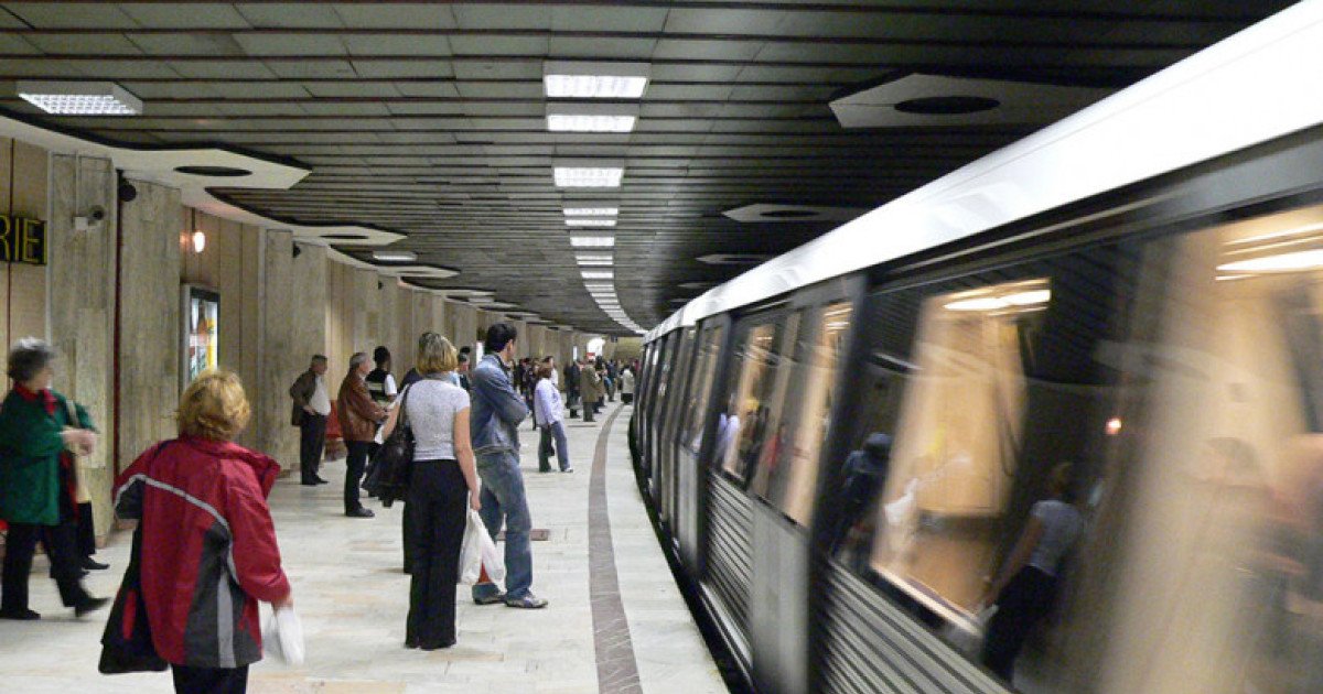 Metroul din București, afectat de un incident tragic: Circulația reorganizată în sistem pendulă Circulația trenurilor de metrou din București a fost grav afectată miercuri după-amiază, în urma unei posibile tentative de sinucidere