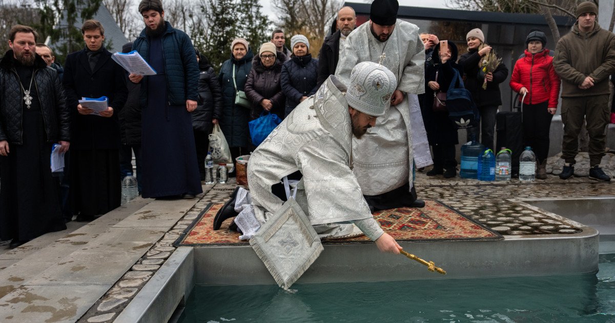 Boboteaza 2026: Tradiții și Ritualuri Esențiale în Creștinismul Ortodox Pe 6 ianuarie, credincioșii ortodocși din România celebrează Boboteaza, o sărbătoare de o profundă semnificație spirituală, cunoscută și sub denumirea de „Arătarea Domnului” sau „Epifania”