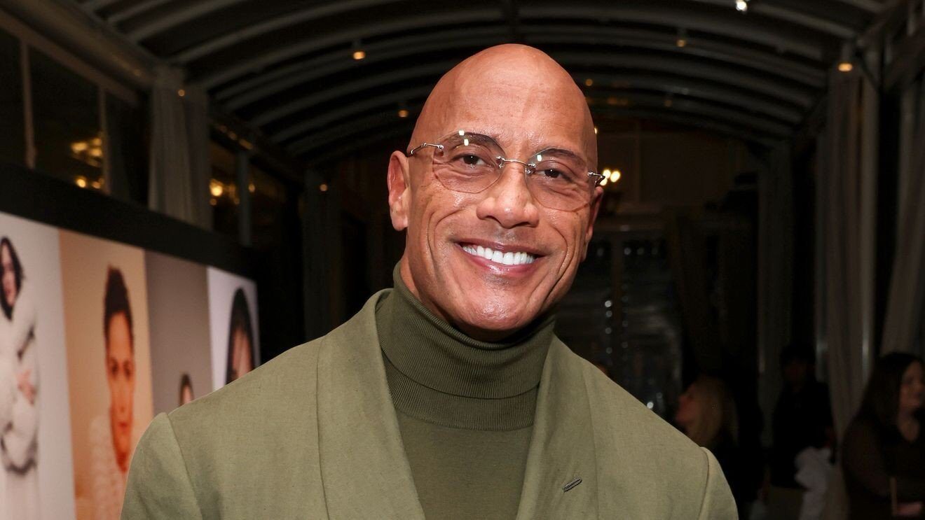 Dwayne Johnson își revine de la un idol din copilărie: Gene Wilder, „captivantul” Willy Wonka Într-o revelație neașteptată într-un interviu recent, superstarul Dwayne Johnson a dezvăluit că primul său „crush” cinematografic nu este o vedetă feminină, ci legendarul actor Gene Wilder, cunoscut pentru rolul său în filmul „Willy Wonka și fabrica de ciocolată”