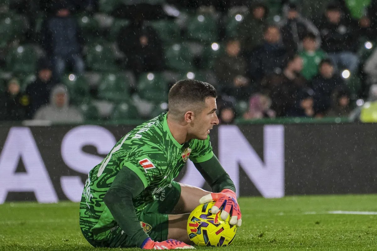 Iñaki Peña, titular în poarta Elche împotriva Seviliei Elche, 19 ianuarie (EFE) – Iñaki Peña revine în rolul de titular la Elche, pregătit să conducă defensiva echipei în confruntarea crucială cu Sevilla