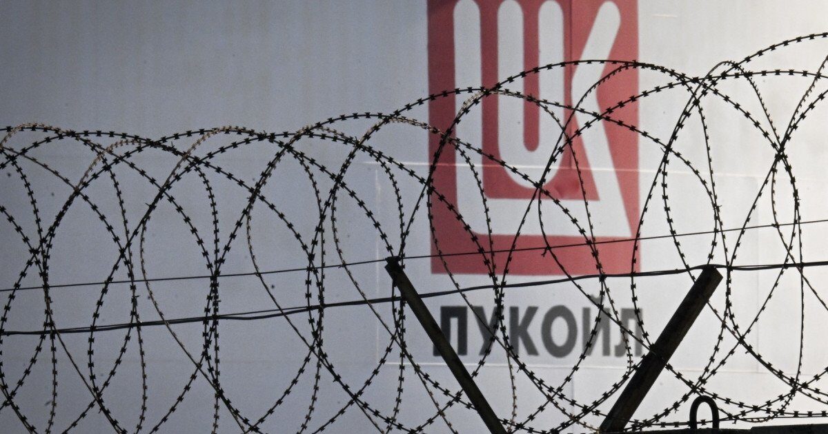Lukoil vinde activele internaționale către Carlyle Group, un pas important în recalibrarea afacerilor sale Lukoil, al doilea mare producător de petrol din Rusia, a decis să își vândă majoritatea activelor străine pentru suma de aproximativ 22 de miliarde de dolari