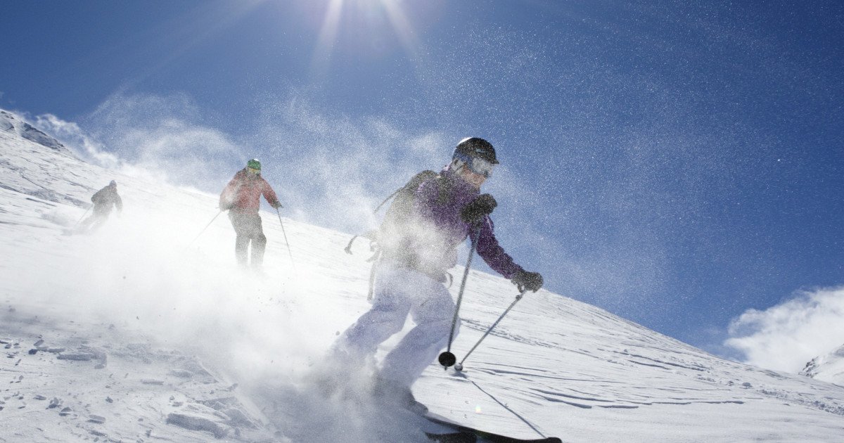 Aglomerație pe pârtii, dar și riscuri pentru turiștii din Poiana Brașov În Poiana Brașov, weekendul aduce din nou un val de turiști, în ciuda avertismentelor salvamontiștilor