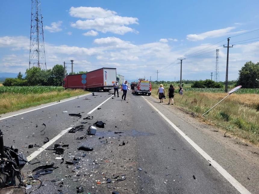 Lugoj, 26 aprilie 2023 – Un accident grav petrecut în weekend în lipsa de alertă a devenit subiectul principal al zilei, după ce anchetatorii au descoperit că șoferul implicat se afla sub influența mai multor substanțe dopante și alcool