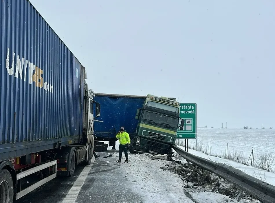 Autostrada Soarelui, tronsonul fundamental pentru traficul între București și Constanța, a fost temporar blocată luni dimineața din cauza unui incident rutier grav, cauzat de deraparea a două tiruri pe asfaltul acoperit de nea și polei