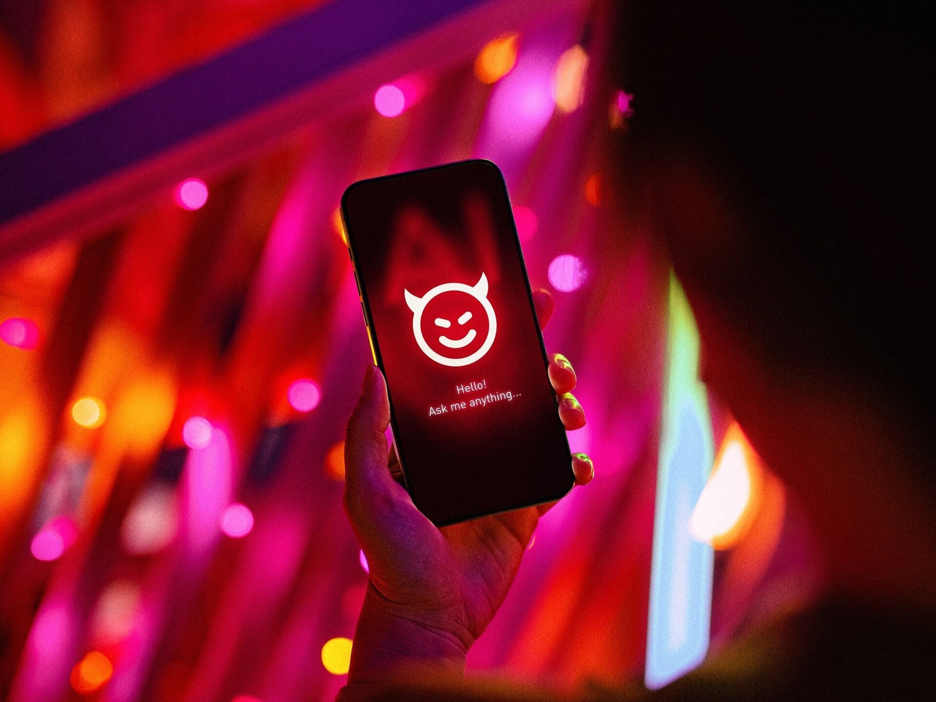 Un proces care face ravagii în domeniul inteligenței artificiale: familia unui fost oficial din tehnologie acuză ChatGPT de provocarea unui deznodământ tragic Un nou caz extrem de grav deschide ochii asupra riscurilor reale ale inteligenței artificiale, într-un episod care a zguduit comunitatea internațională