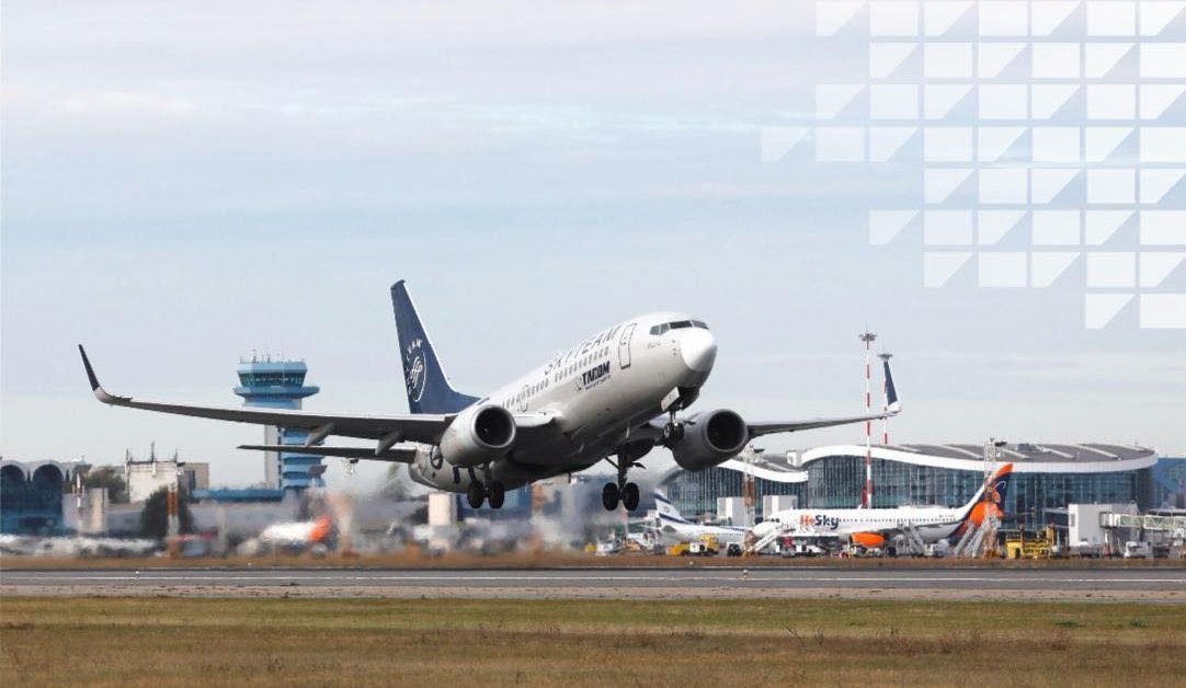 Trafic aerian normal pe aeroporturile din București în ciuda condițiilor de iarnă Chiar dacă temperaturile scad dramatic și ninsorile acoperă constant atmosferă, traficul aerian de pe aeroporturile din București — „Henri Coandă” Otopeni și Băneasa Aurel Vlaicu — continuă să funcționeze fără perturbări semnificative