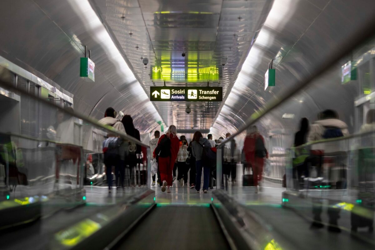 Trei persoane au fost prinse cu bijuterii din aur, ceasuri de lux și o sumă semnificativă de bani la punctul de trecere a frontierei Aeroportului Henri Coandă Poliția de frontieră și autoritățile vamale continuă să intensifice controalele pe raza aeroportului Otopeni, iar ultimele descoperiri demonstrează încă o dată eforturile incessante pentru combaterea traficului ilicit de bunuri de lux și bani negri