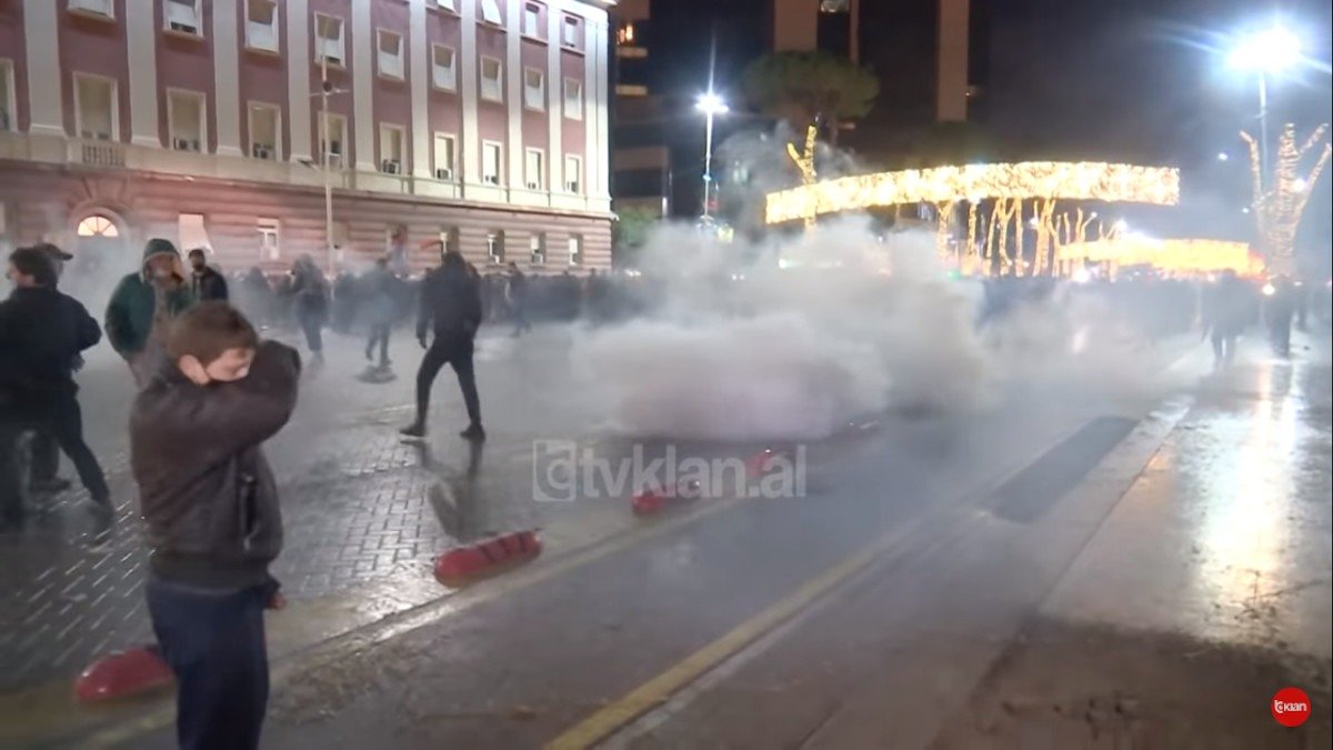 Tirana. Cel puțin 25 de protestatari arestați și 11 ofițeri de poliție răniți după violențe în urma unui miting antiguvernamental