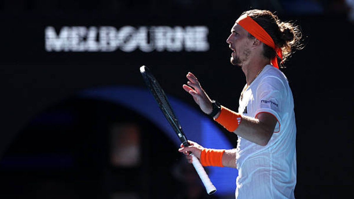 Controversa de la Australian Open: Zverev acuză favoritism în fața lui Alcaraz În cadrul semifinalei de la Australian Open 2026, tensiunile au crescut pe terenul de tenis Rod Laver Arena, atunci când Alexander Zverev a ridicat acuzații de favoritism împotriva arbitrului în timpul meciului cu Carlos Alcaraz