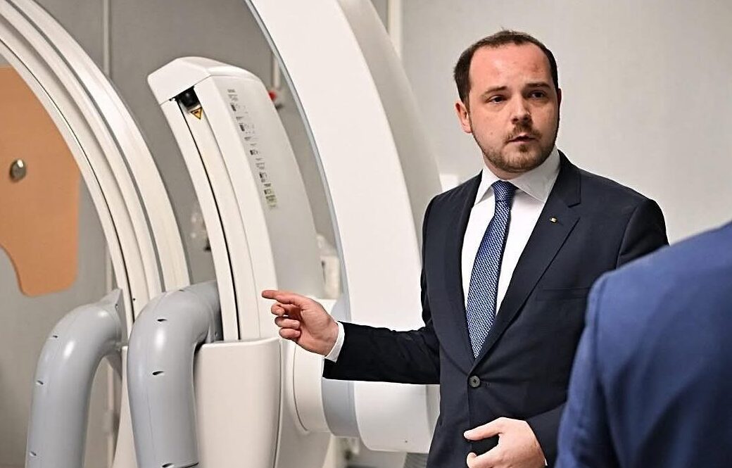 Ministrul Sănătății anunță lansarea unui program național de teleinterpretare în radiologie pentru a îmbunătăți accesul și calitatea serviciilor medicale Un pas important în modernizarea sistemului de sănătate din România a fost făcut recent de Ministerul Sănătății, care pregătește lansarea unui program pilot de teleinterpretare în radiologie, menit să extindă și să eficientizeze serviciile de diagnostic