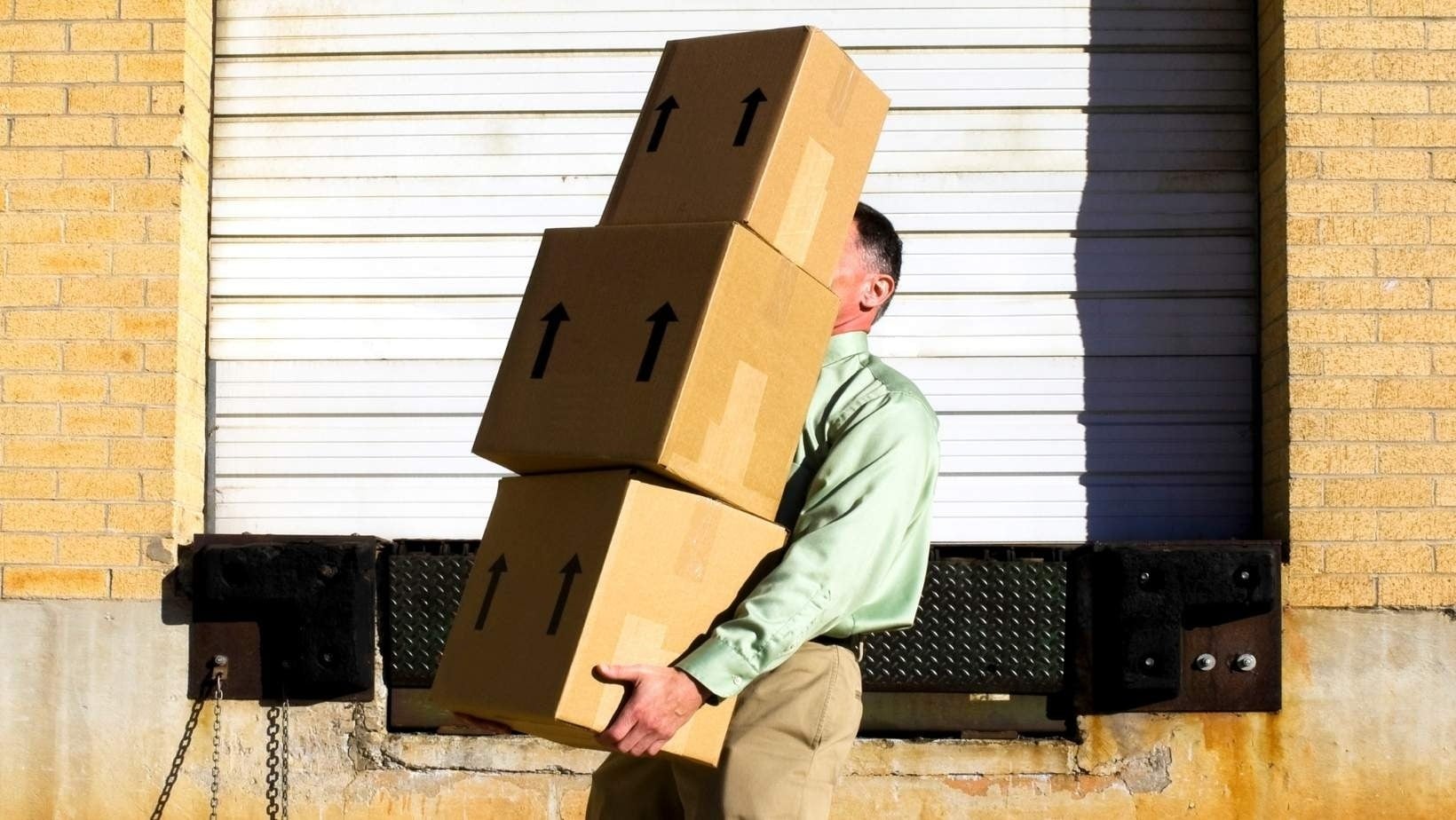 România a făcut un pas fără precedent în reglementarea comerțului electronic din afara Uniunii Europene, introducând de la 1 ianuarie 2026 o taxă logistică pentru coletele cu valoare sub 150 de euro provenite din afara UE