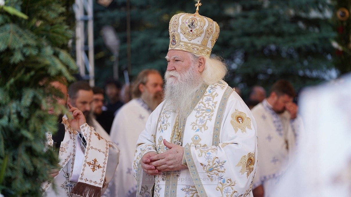 Primarul Rădăuțiului acuză arhiepiscopul Sucevei de implicare într-un fabricat politic Tensiunile între autoritățile civile și liderii bisericești din județul Suceava au escaladat recent, după ce edilul municipiului Rădăuți, Bogdan Andrei Loghin, a făcut acuzații grave la adresa Înalt Preasfinției Sale, Calinic, arhiepiscopul Sucevei și Rădăuților