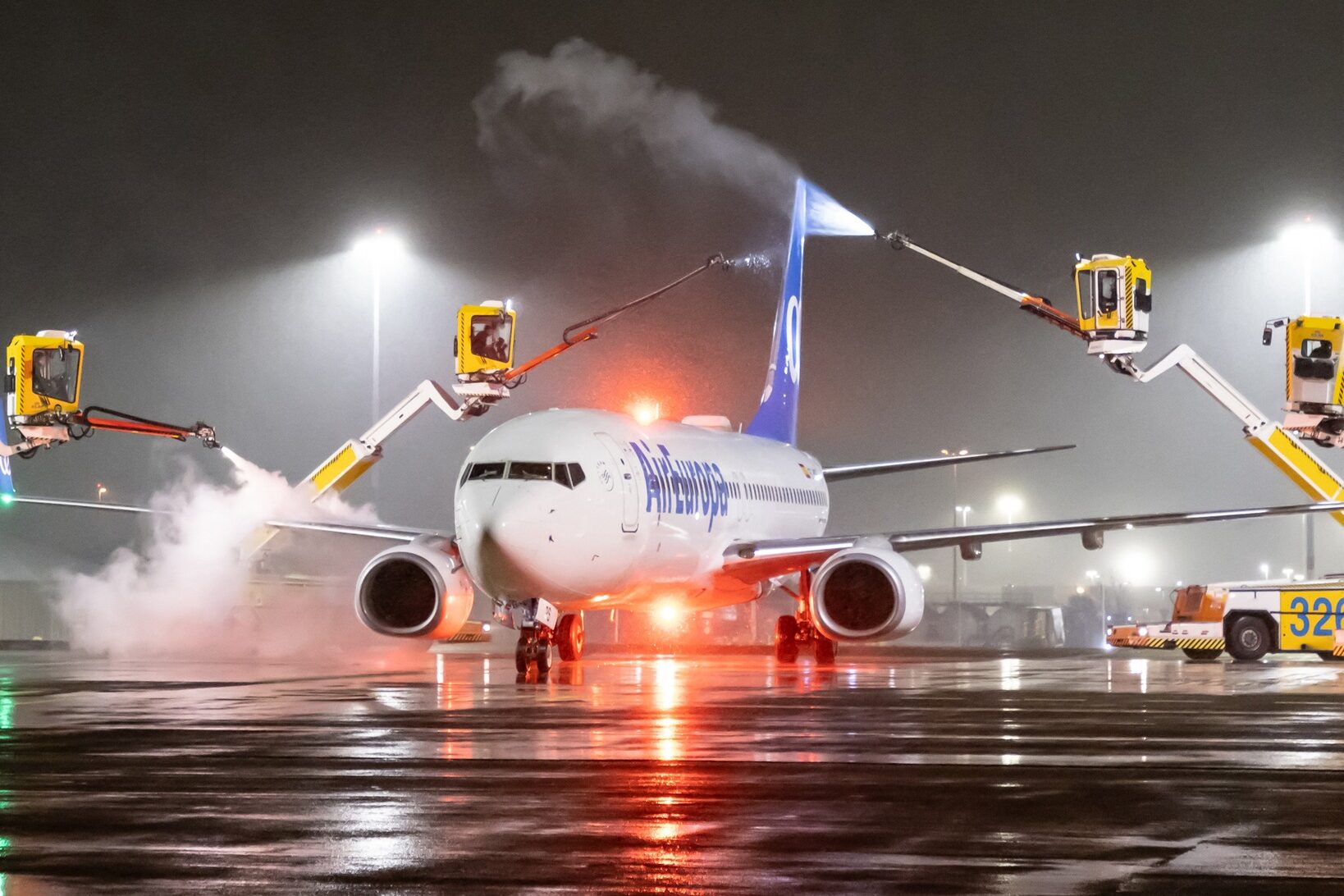 Traficul aerian la Amsterdam a fost grav perturbat luni, după ce Aeroportul Schiphol a anunțat anularea a peste 450 de zboruri, în contextul unei situații meteo severe care continuă să afecteze operațiunile din zona Europei de Nord