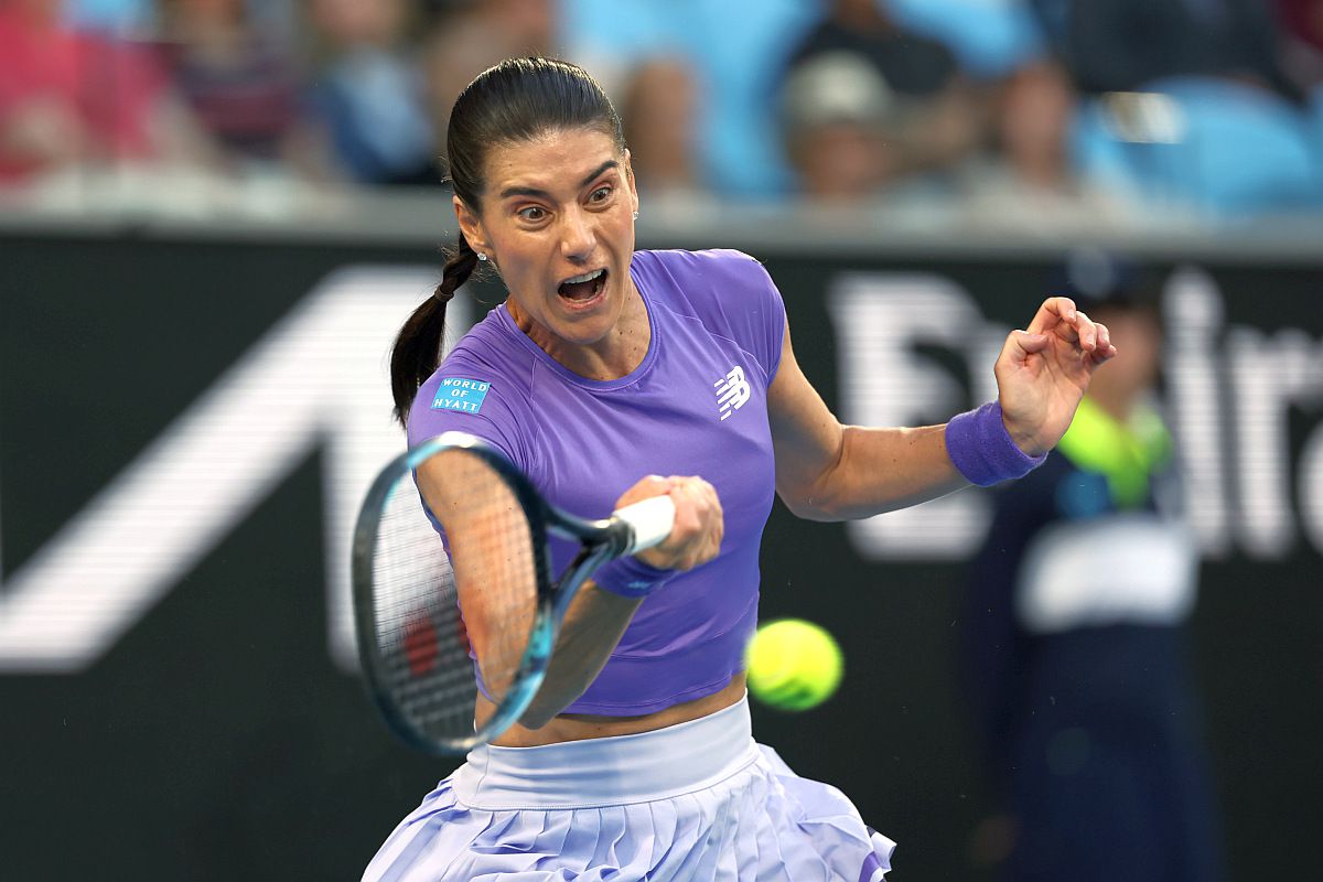 Sorana Cîrstea se luptă cu Naomi Osaka la Australian Open Sorana Cîrstea, jucătoare română de tenis, întâlnește astăzi pe Naomi Osaka, fostă campioană de Grand Slam, în turul doi al Australian Open