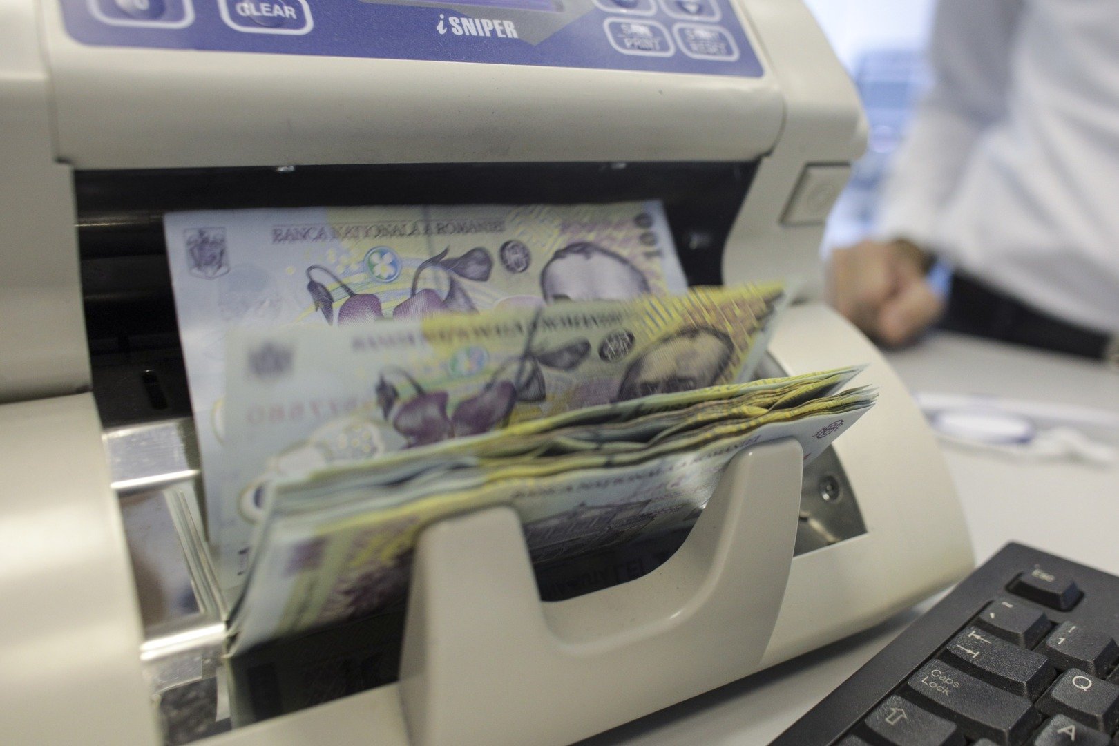 Premierul Ilie Bolojan a liniștit pietele și opinia publică cu privire la introducerea impozitării progresive, subliniind că, în prezent, nu se află în plan o astfel de măsură fiscală și că orice schimbare în sistemul de impozitare nu poate fi realizată peste noapte