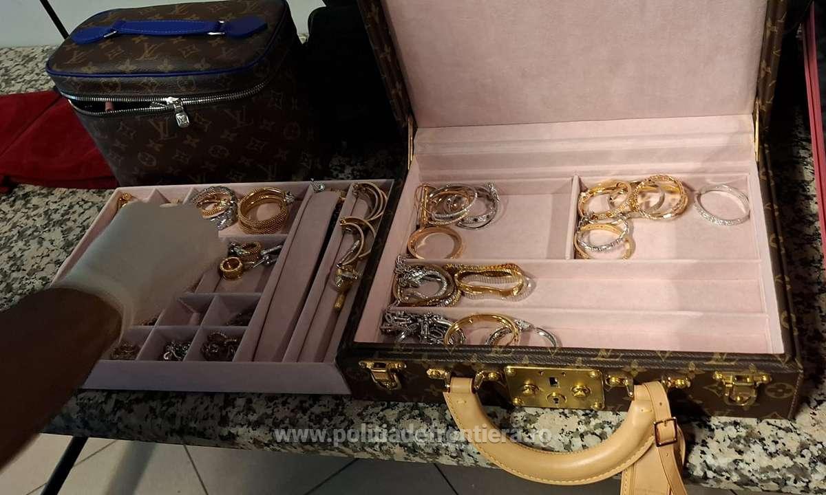 Două femei din Dubai, cu bijuterii și bani nedeclarați, au fost confiscate de poliția de frontieră, valoarea totală depășind 3 milioane de euro