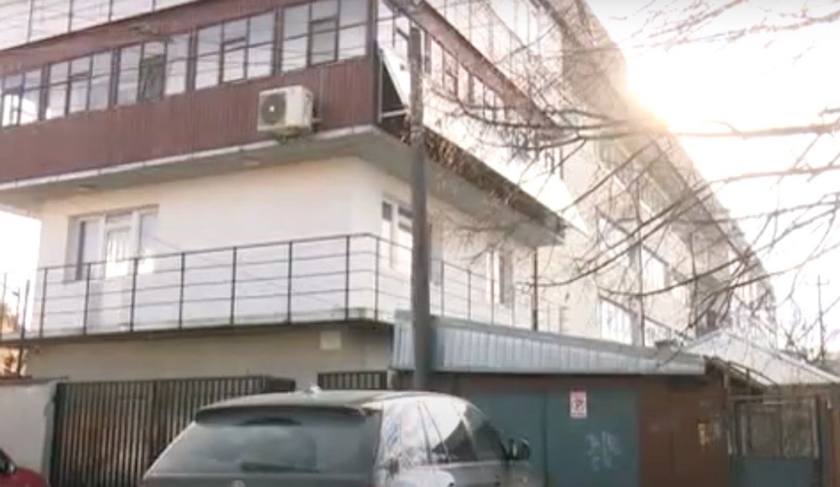 Peste 7.000 de locuitori din zona Sovata-Corund au rămas fără energie electrică în această dimineață, după ce vântul puternic și ninsorile abundente au cauzat avarii la principalele posturi de transformare din regiune