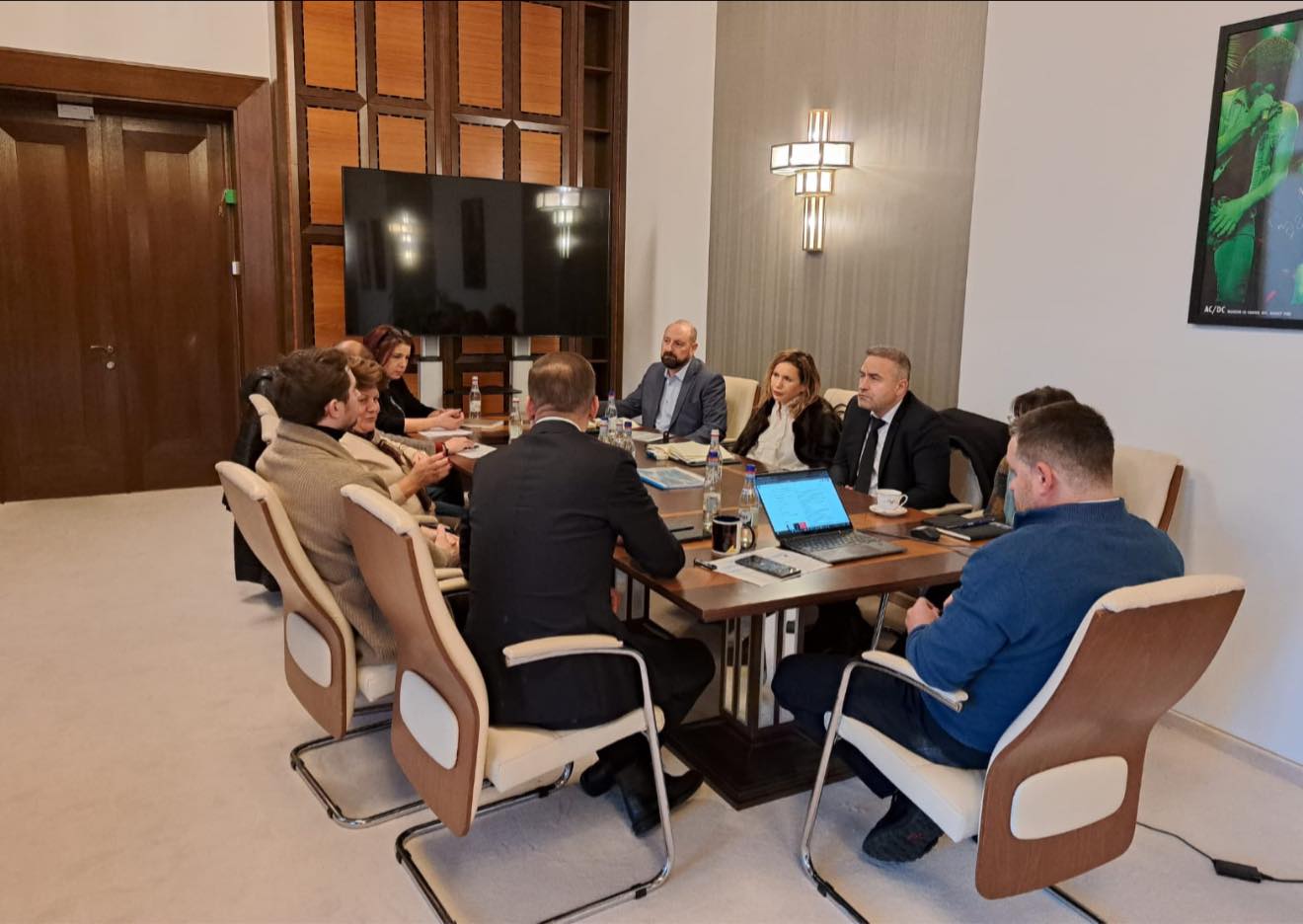 Sistemul de termoficare din București, în pericol în plină iarnă: alerte și măsuri pentru evitarea dezastrului În ciuda temperaturilor geroase din ultimele zile, autoritățile din București se mobilizează pentru a menține funcționarea sistemului de termoficare, esențial pentru asigurarea căldurii și a apei calde în mii de apartamente