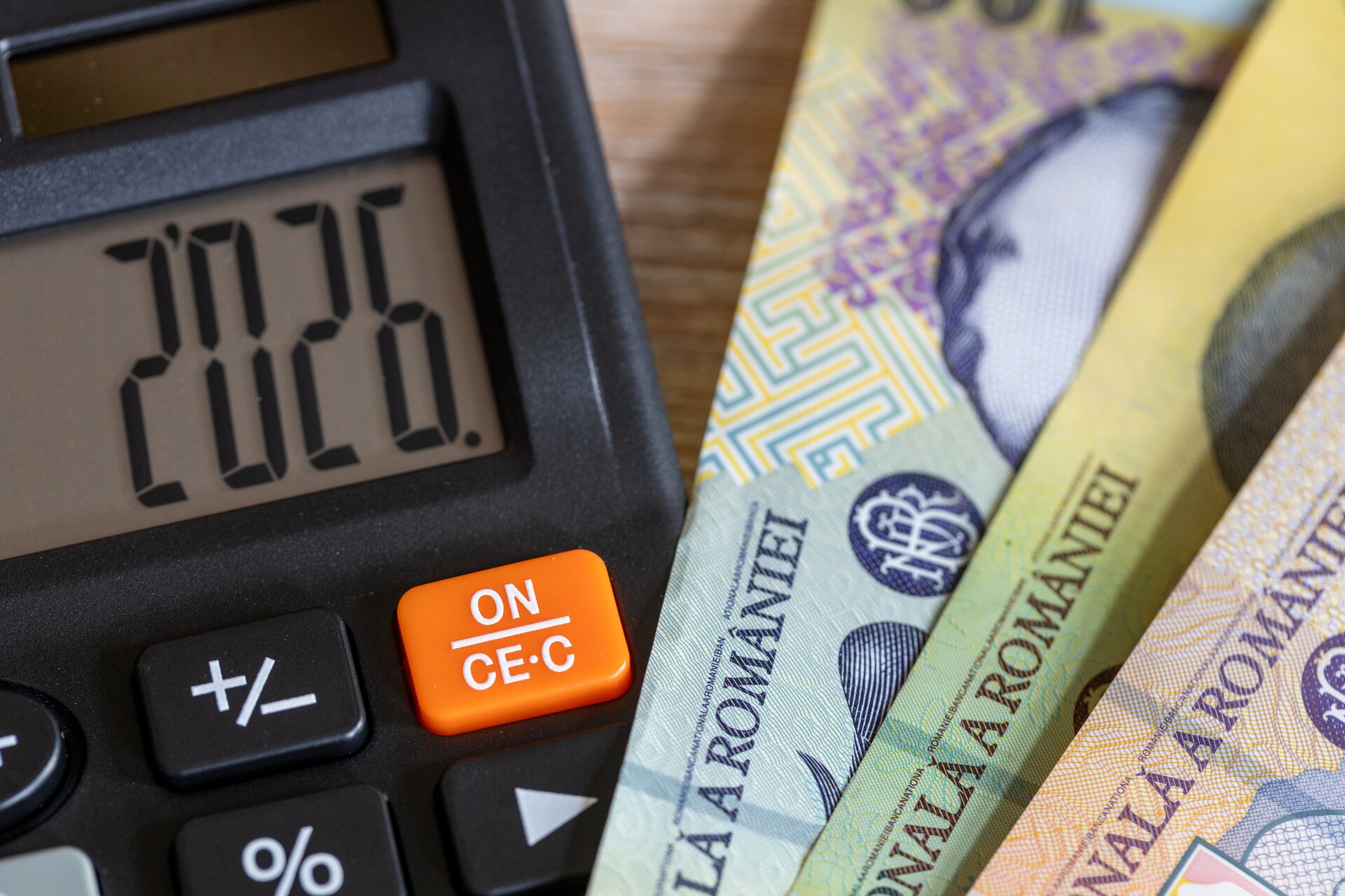 Numite „OUG trenuleț” și pachete fiscale, modificările fiscale din 2026 afectează profund companiile din România Începând cu 1 ianuarie 2026, o serie de modificări fiscale, implementate prin pachetele fiscale 1 și 2, dar și prin Ordonanța de urgență nr