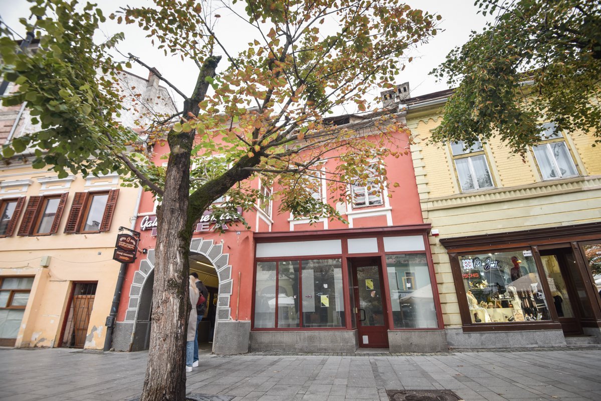 Casa fostului președinte Klaus Iohannis, din centrul Sibiului, revine în proprietatea statului român după o decizie favorabilă Fiscului O bătălie juridică de durată s-a încheiat recent în favoarea Administrației Județene a Finanțelor Publice Sibiu, care a obținut marți la Tribunalul din Sibiu dreptul de a recupera o parte din imobilul emblematic situat în centrul istoric al orașului