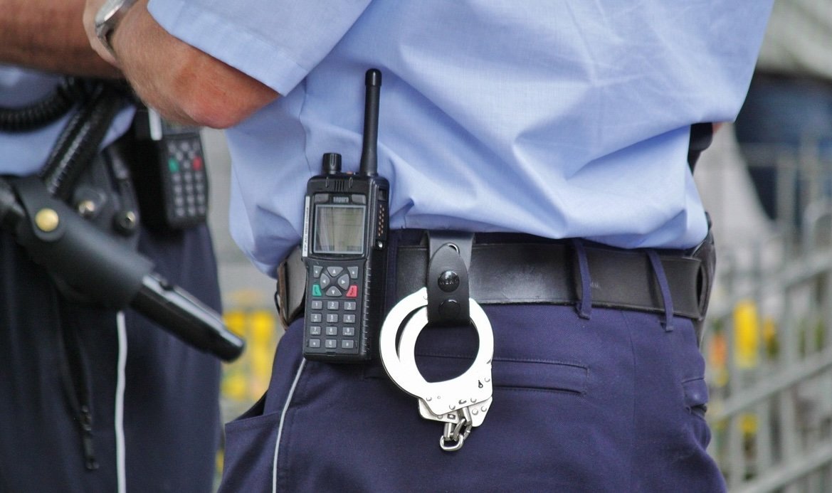 Bărbat reținut după ce a sechestrat familie în propria locuință, în zona Sectorului 6 din București Un incident șocant a zguduit cartierele din Sectorul 6 al Capitalei, după ce polițiștii au reținut, pentru 24 de ore, un tânăr de 21 de ani acuzat că ar fi sechestrat și amenințat cu violența familia sa