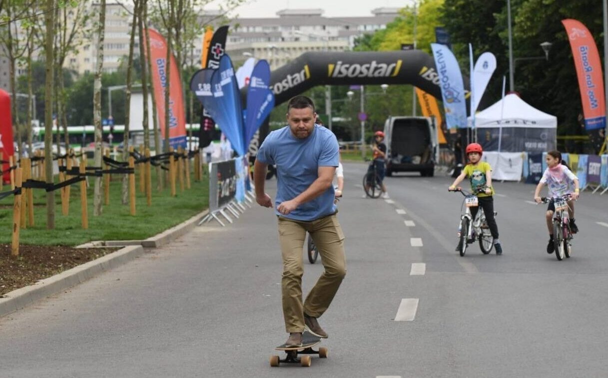 Ciprian Ciucu pregătește zone cu emisii reduse în centrul Bucureștiului, în încercarea de a civiliza aglomerația urbană Primarul Sectorului 1, Ciprian Ciucu, a dezvăluit în cadrul unei intervenții la Euronews România planurile sale referitoare la un proiect încă în stadiu de conceptualizare, menit să reducă poluarea și să ofere bucureștenilor o zonă mai prietenoasă pentru pietoni