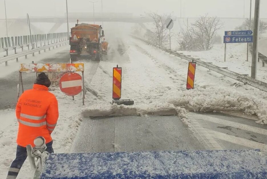 Traficul rutier din sudul și sud-estul României devine tot mai dificil de gestionat în această dimineață, odată cu intensificarea ninsorilor și a temperaturilor scăzute