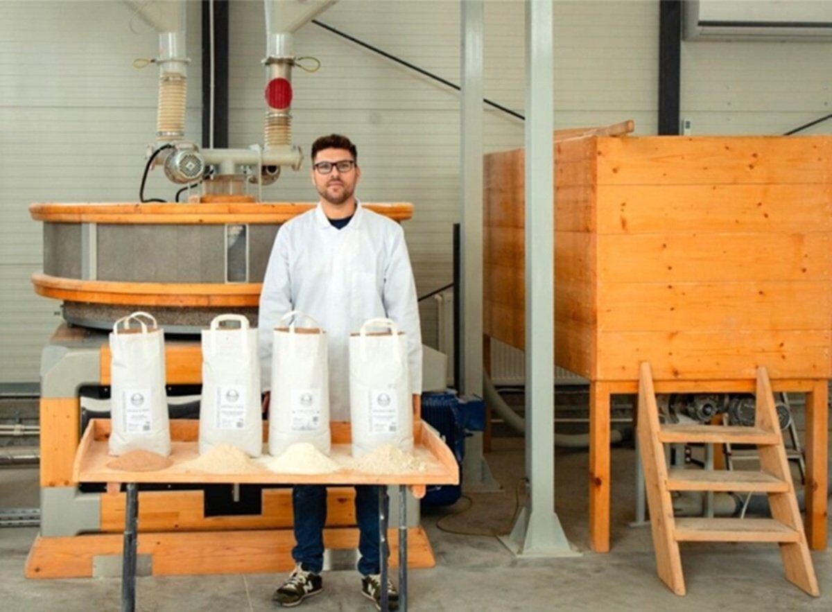 Făina industrială, un element de bază în bucătăria românească, ascunde în spate o realitate mai puțin cunoscută de către consumatori: procesul de rafinare elimină componente esențiale ale bobului de grâu, precum tărâțele și germenele