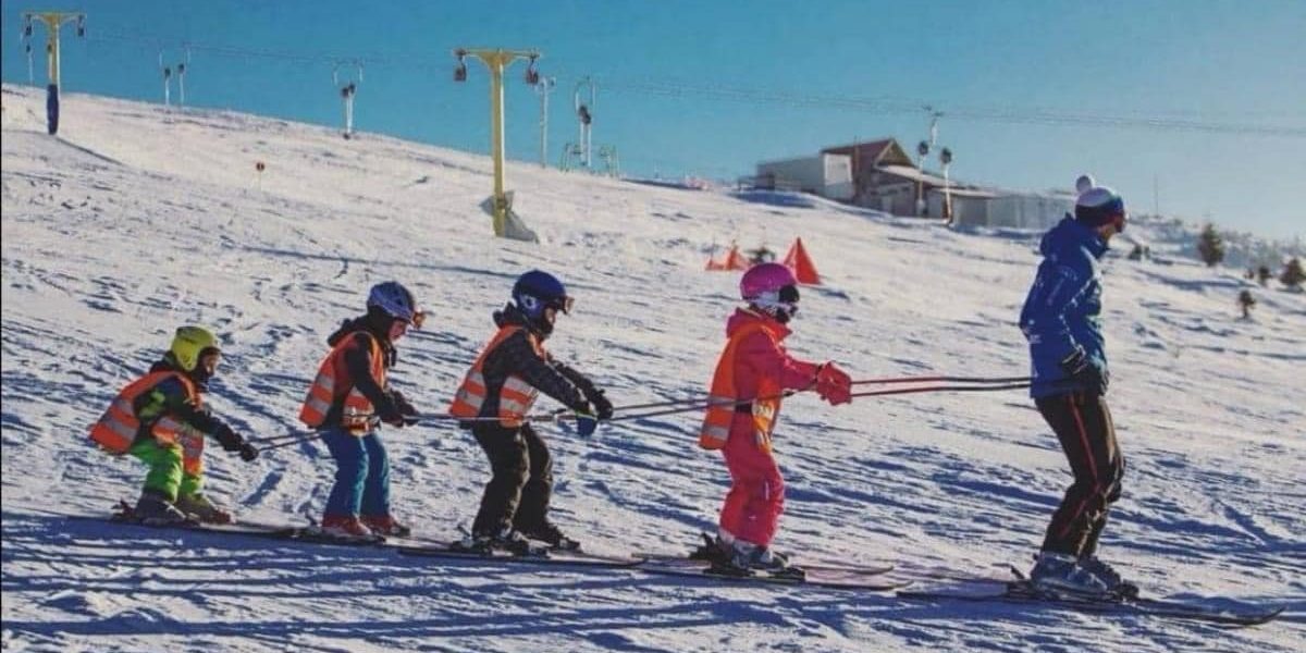 copii-schi-ski-straja-sursa-FB-Complex-Montana.jpg - PresaObiectiva