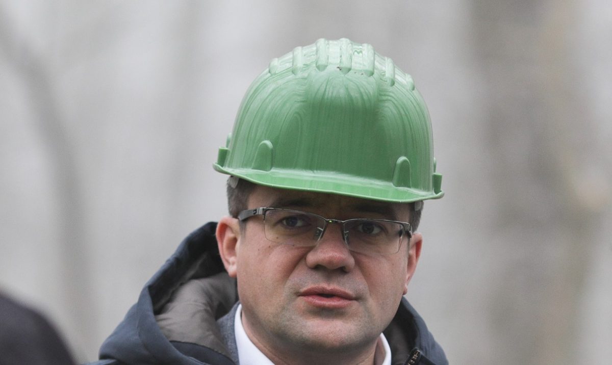 Emanuel Ungureanu, implicat în manuirea concesionării unui teren controversat, angajat fără concurs la Consiliul Județean Iași Un episod recent din scena politică locală readuce în prim-plan legăturile discutabile dintre politicieni și afaceriști, precum și modul în care influența poate fi exercitată în mediul administrativ