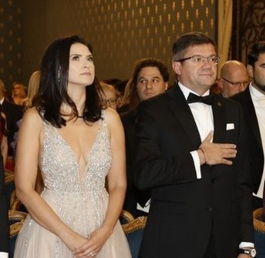 Soţia preşedintelui CJ Iaşi, Anamaria Florescu, se laudă cu un record impresionant de sinecuri publice în ultimii cinci ani Fără îndoială, în lumea politicii şi administrativului românesc, poveştile despre implicare, relaţii şi influenţă nu sunt deloc străine