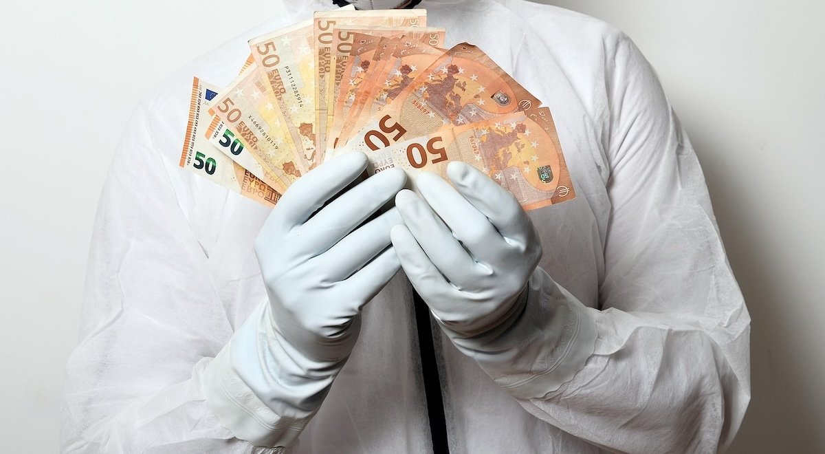 Administratorul Institutului de Medicină Legală Iași, condamnat în prima instanță pentru trafic de influență, va trebui să își ispășească pedeapsa cu suspendare, urmând să rămână în libertate, cel puțin pentru moment