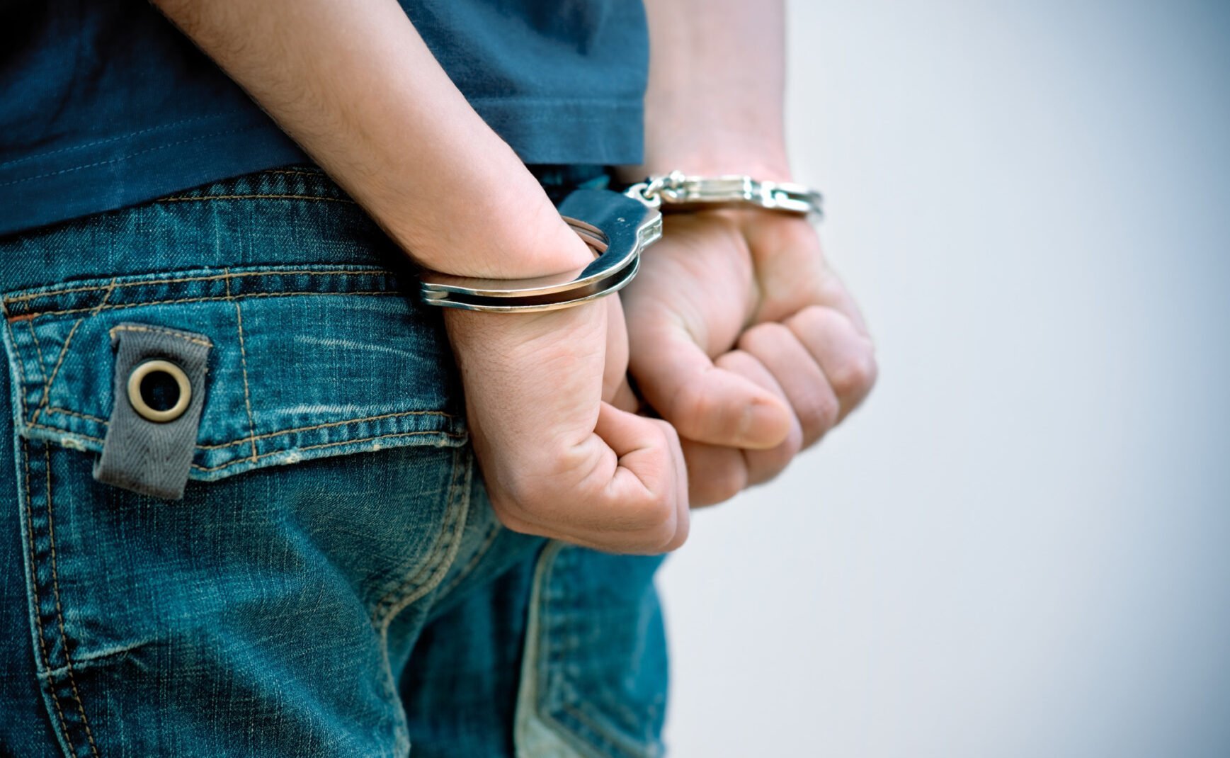 Un tânăr de 20 de ani din Botoșani a fost reținut de autorități, fiind acuzat de infracțiuni grave de natură sexuală, după ce s-a suspectat că ar fi violat sora sa minoră, în vârstă de doar 12 ani