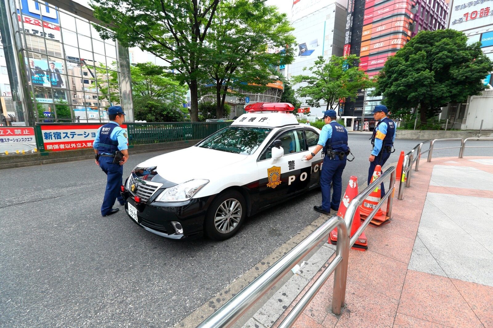 Trei indivizi au reușit să pună mâna pe valize pline cu bani, într-un scandal de proporții ce a avut loc într-una dintre cele mai aglomerate străzi din centrul Tokyo-ului