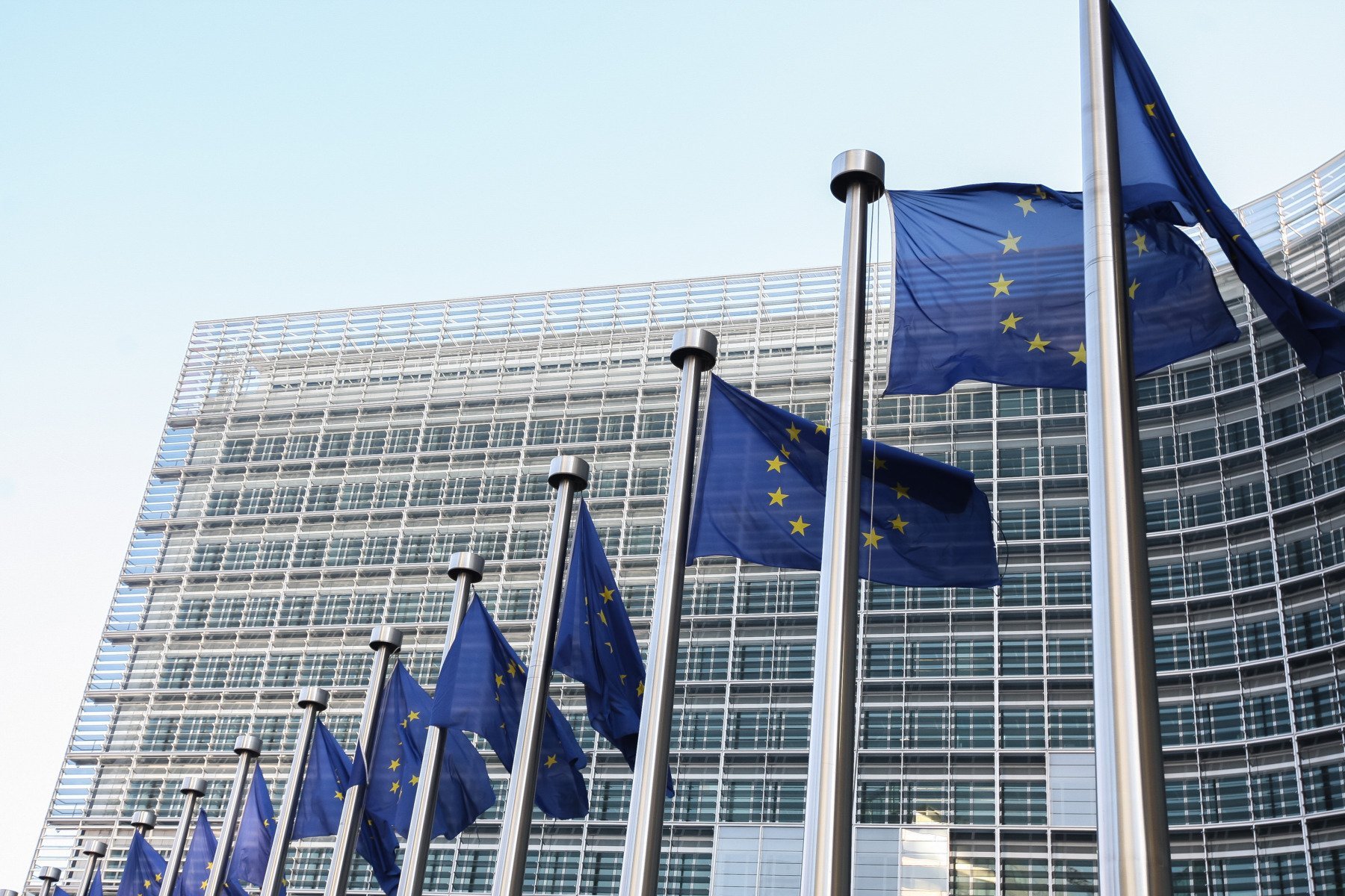 Uniunea Europeană explorează opțiuni pentru o nouă sursă de finanțare pentru sectorul apărării, într-un context în care programul inițial de împrumuturi de 150 de miliarde de euro a fost suprasubscris, semnalând interesul intens al statelor membre pentru consolidarea capacităților militare comune