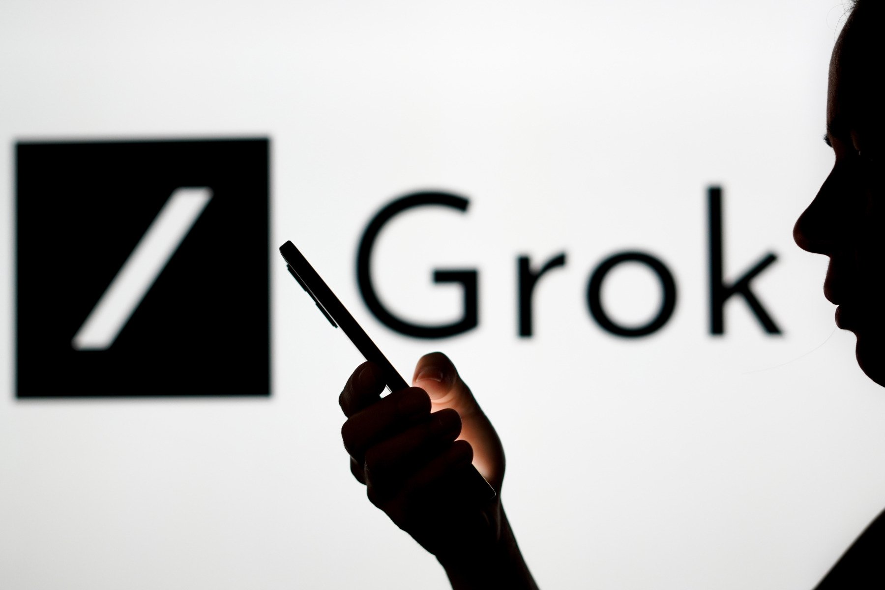 Rețeaua X limitează utilizarea AI Grok în editarea foto