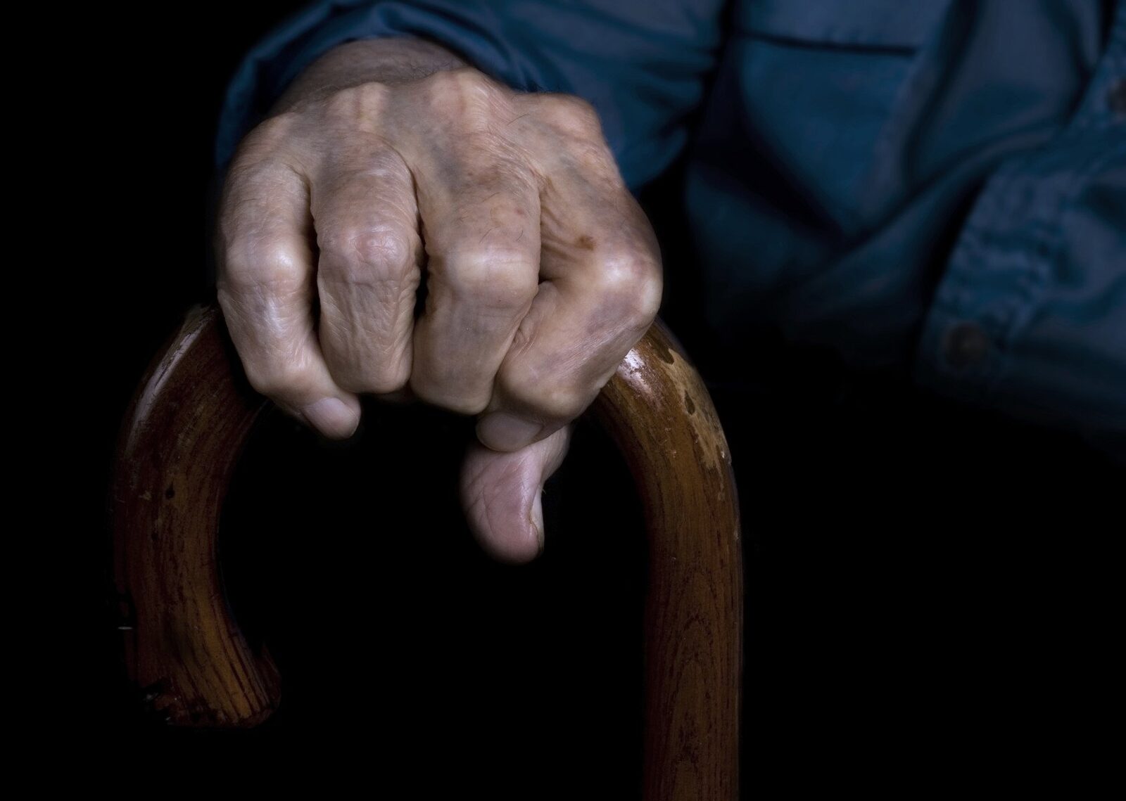 Un bătrân de 80 de ani a fost descoperit trăind în condiții extrem de precare într-un subsol de locuință din Helsinki, într-o stare de sănătate critică, după aproape două decenii de izolare totală